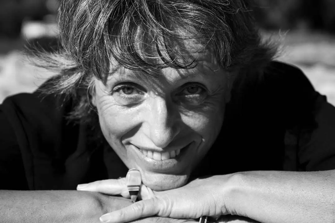 Photographie portrait noir et blanc visage femme sourire prise de vue par Jenny Dubois, plage du débarquement à Saint-Raphaël pour Peloola.com Agence de création de contenu digital